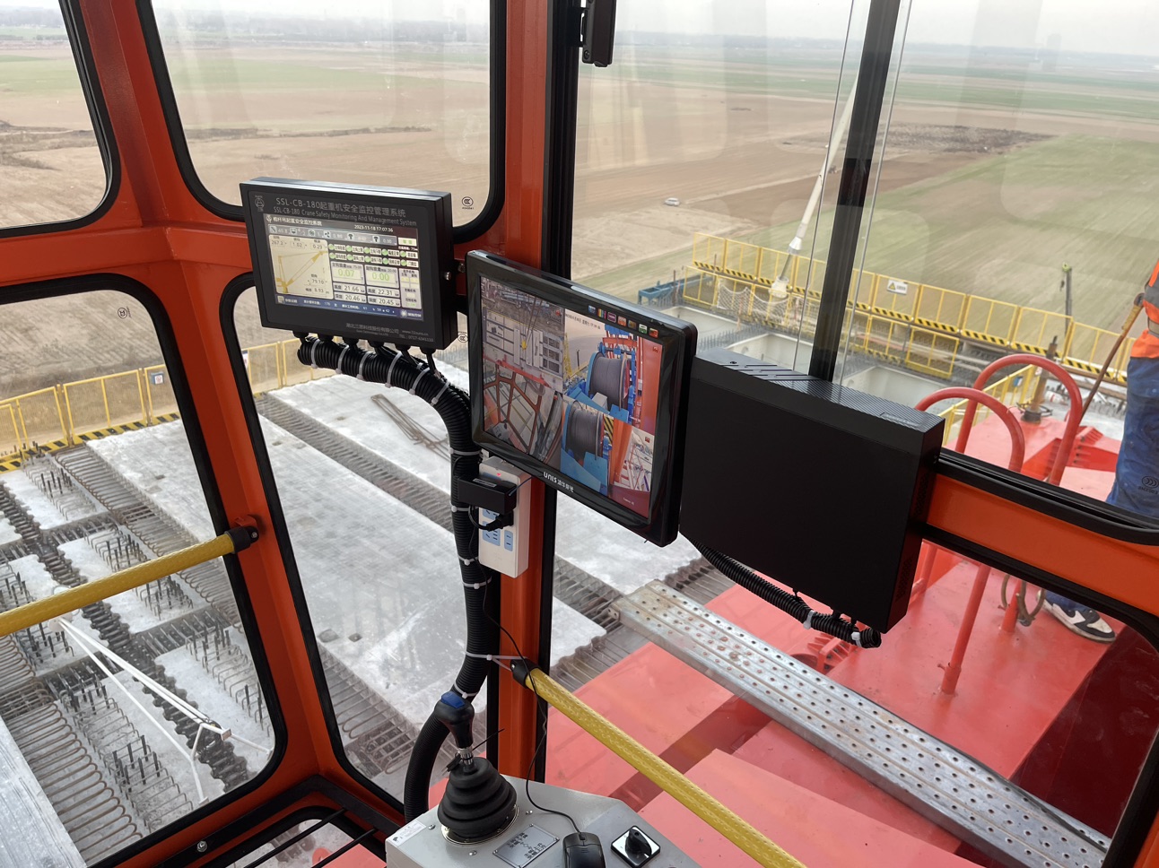 湖北三思科技桅桿吊安全監(jiān)控系統(tǒng)，助力河南首條樁板式無土路基高速